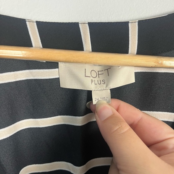 LOFT Women’s plus Stripped Peplum Wrap Blouse size 24 - Picture 3 of 6